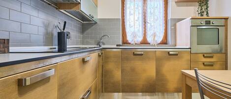 Jääkaappi, uuni, liesi, astianpesukone