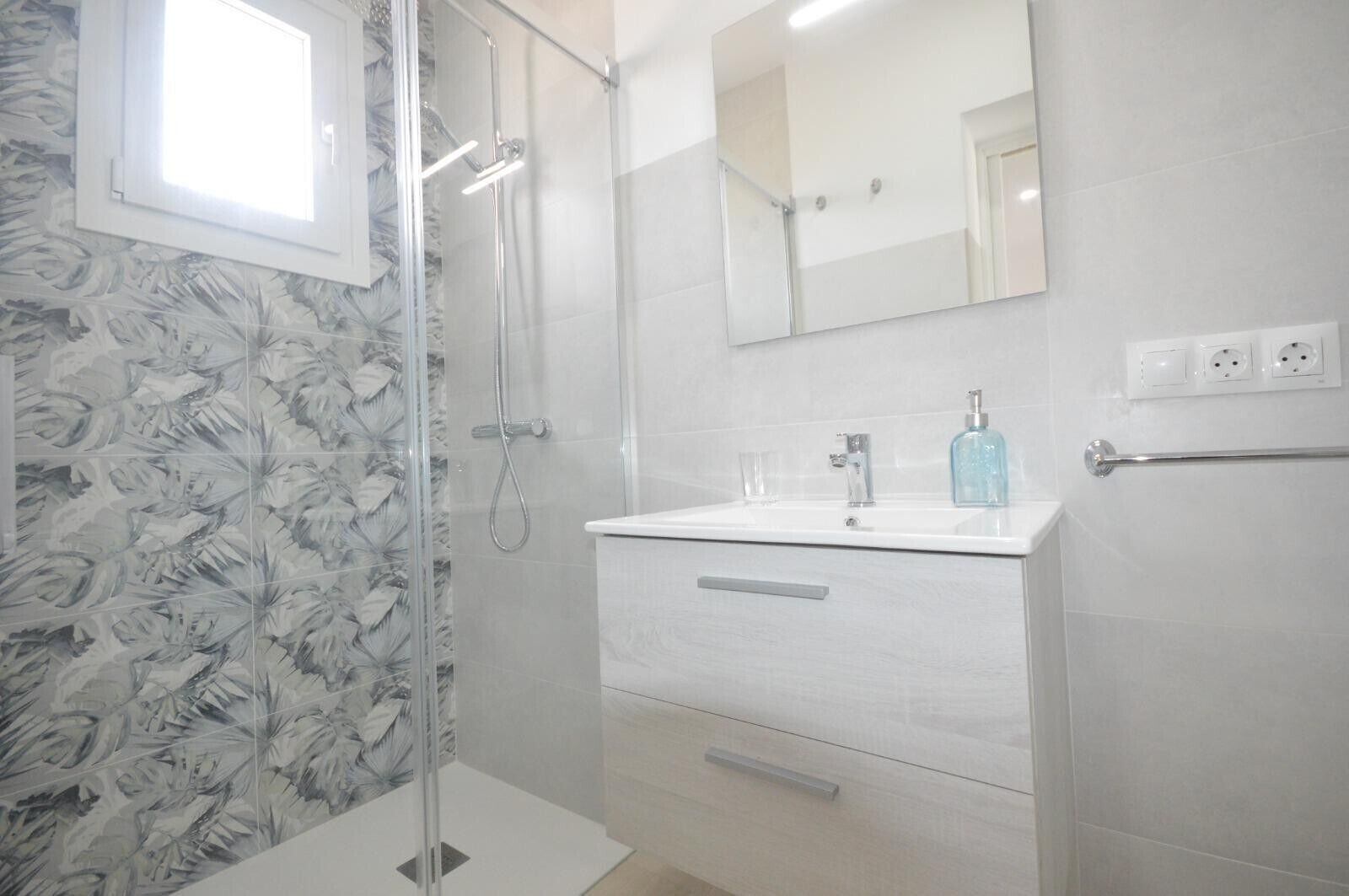 Shower, hair dryer, towels