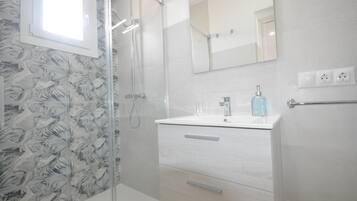Shower, hair dryer, towels
