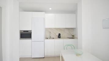 Een koelkast, een magnetron, een oven, een kookplaat