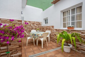 Outdoor dining - Vacation Home 'Los Abuelos 2 Icod' with Mountain View, Shared Terrace and Wi-Fi (Icod de los Vinos)