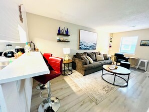 Appartement, 2 chambres, patio, en bord de plage | Coin séjour | Télévision à écran plat