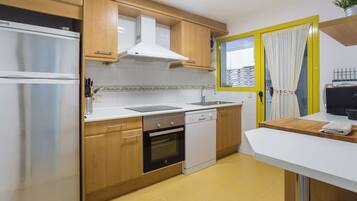 Een koelkast, een magnetron, een oven, een kookplaat