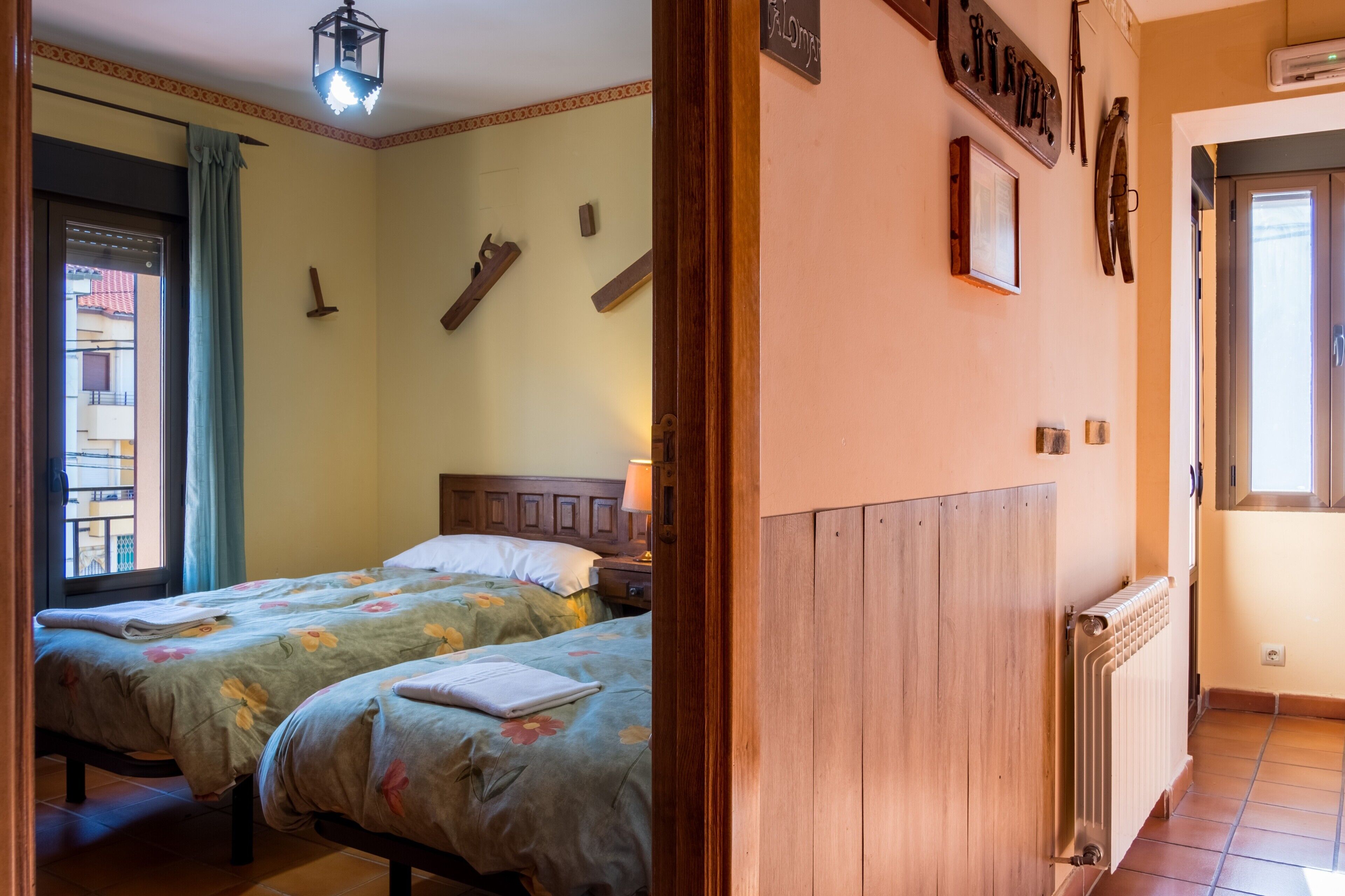 5 habitaciones, tabla de planchar con plancha y ropa de cama 