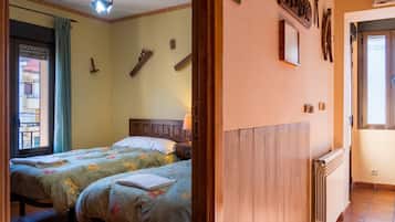 5 habitaciones, tabla de planchar con plancha y ropa de cama