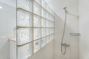 Dusche, Haartrockner, Handtücher