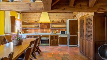 Een magnetron, een vaatwasser