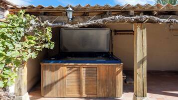 Tina de hidromasaje al aire libre