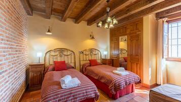 4 bedrooms, free WiFi, bed sheets