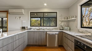 Micro-ondes, four, plaque de cuisson, lave-vaisselle