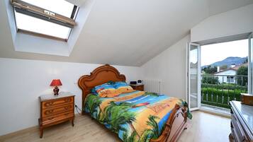 1 slaapkamer, een strijkplank/strijkijzer, gratis wifi, beddengoed