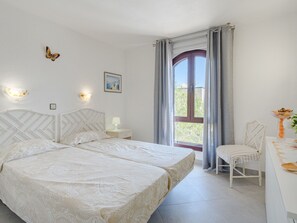 1 soverom, skrivebord og internettilgang