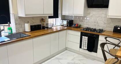 3 Bed - Sleeps 7 - Free Parking - Central Location