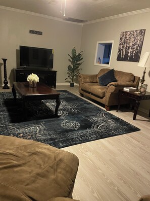 Smart TV - Cozy Country Cottage located minutes from hospitals and Downtown Houma (Houma)