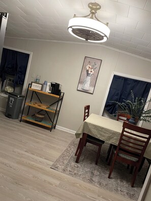 Dining - Cozy Country Cottage located minutes from hospitals and Downtown Houma (Houma)