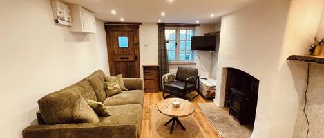 Televisie, een open haard en een stereo