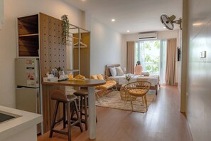 Deluxe Apartment, Lake View | Minibar, laptop workspace, free WiFi, bed sheets - 4U Homestay (Hanoi)