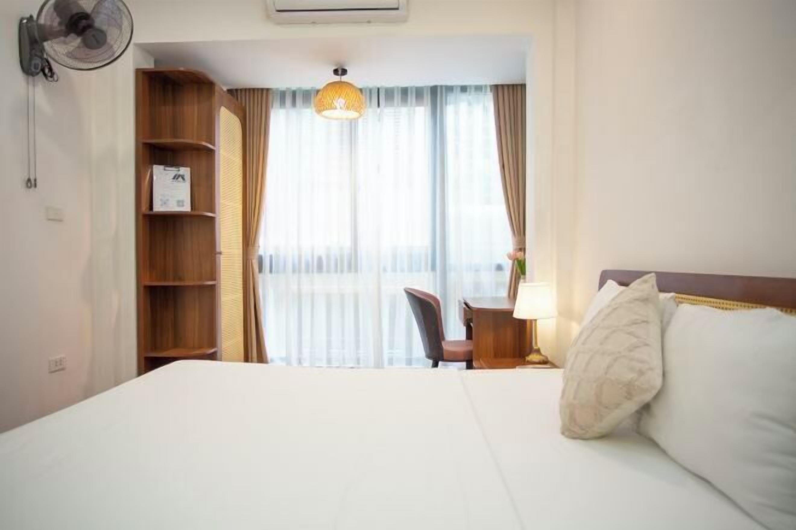 Minibar, laptopgeeigneter Arbeitsplatz, kostenloses WLAN, Bettwäsche