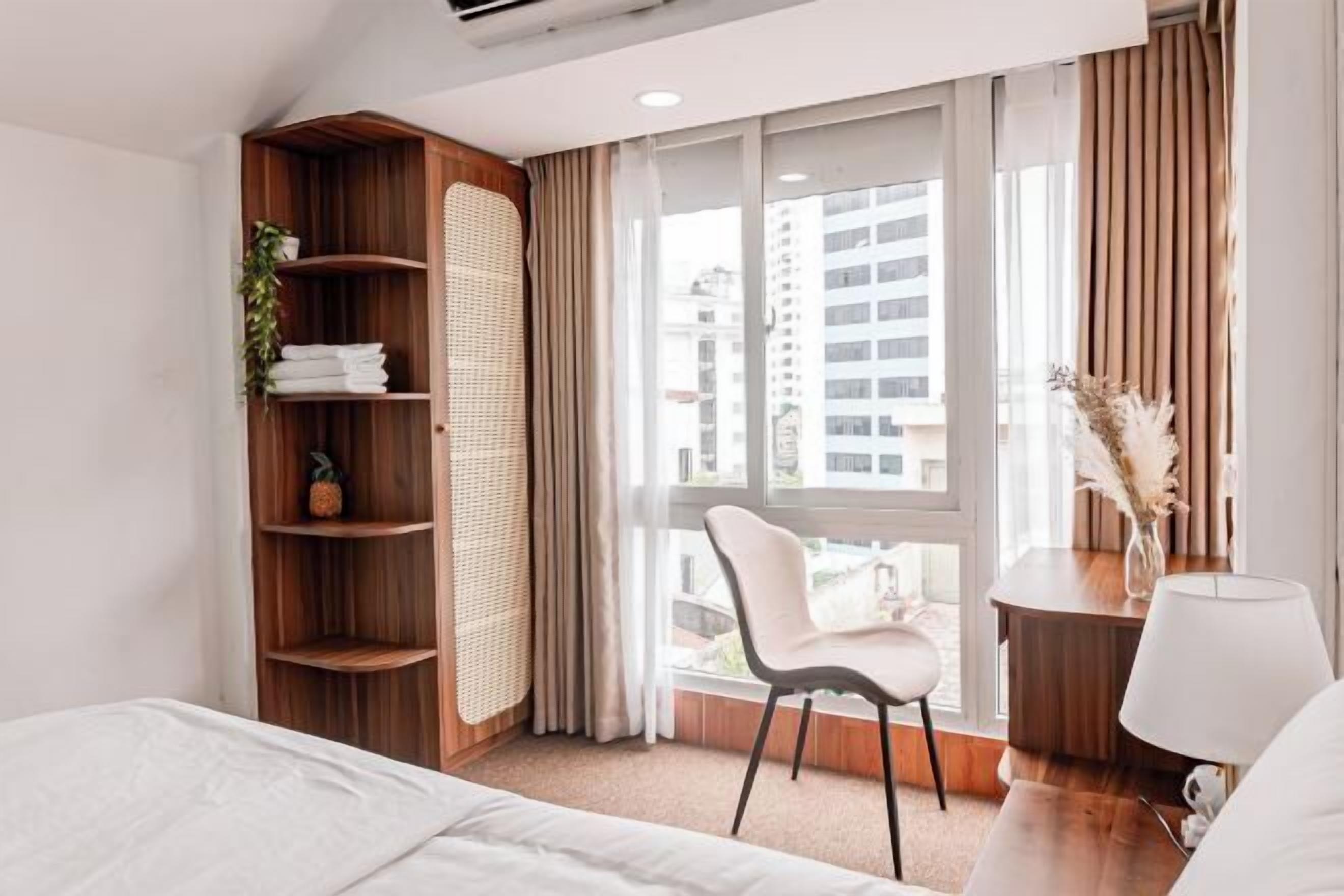 Minibar, laptopgeeigneter Arbeitsplatz, kostenloses WLAN, Bettwäsche