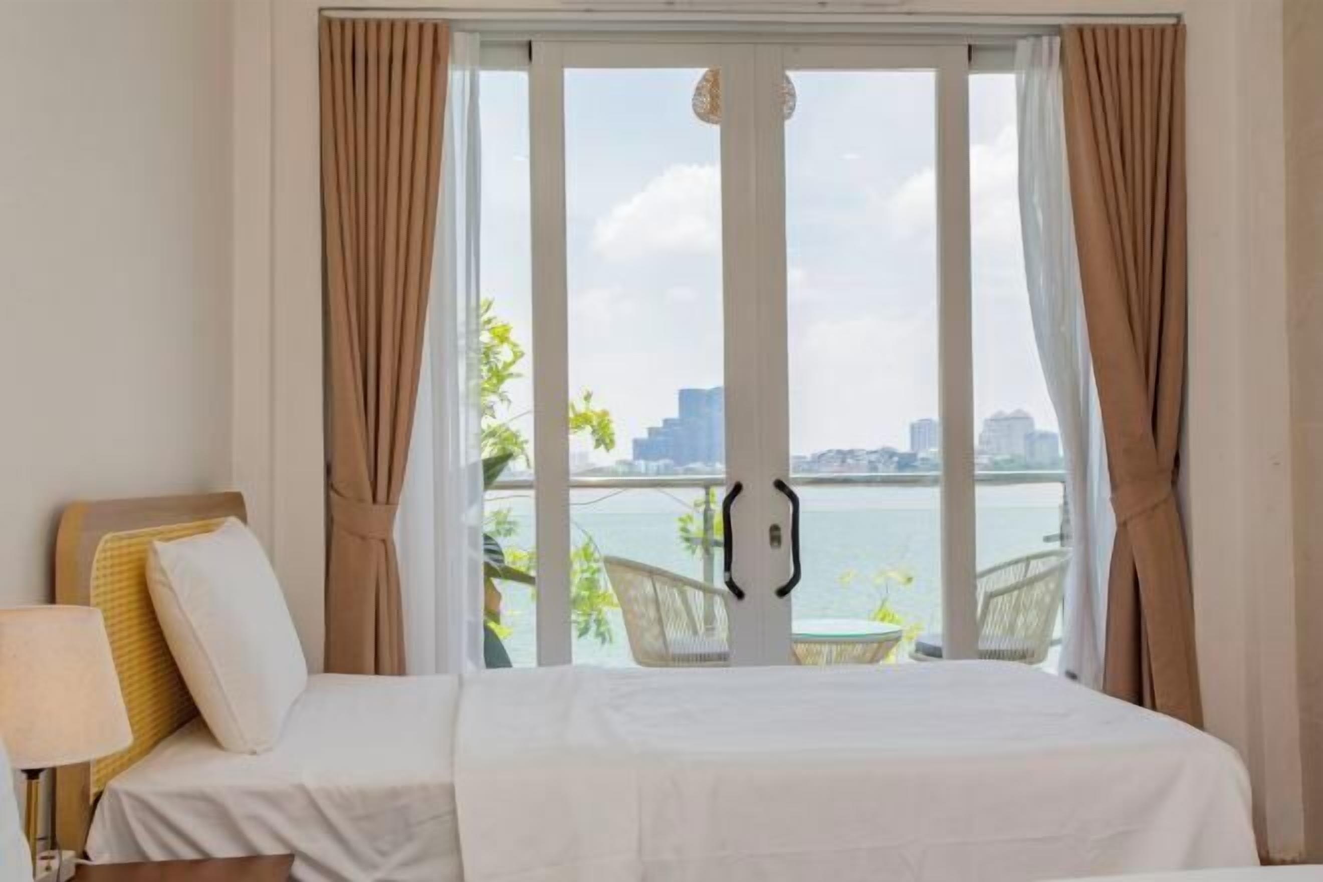 Minibar, laptopgeeigneter Arbeitsplatz, kostenloses WLAN, Bettwäsche