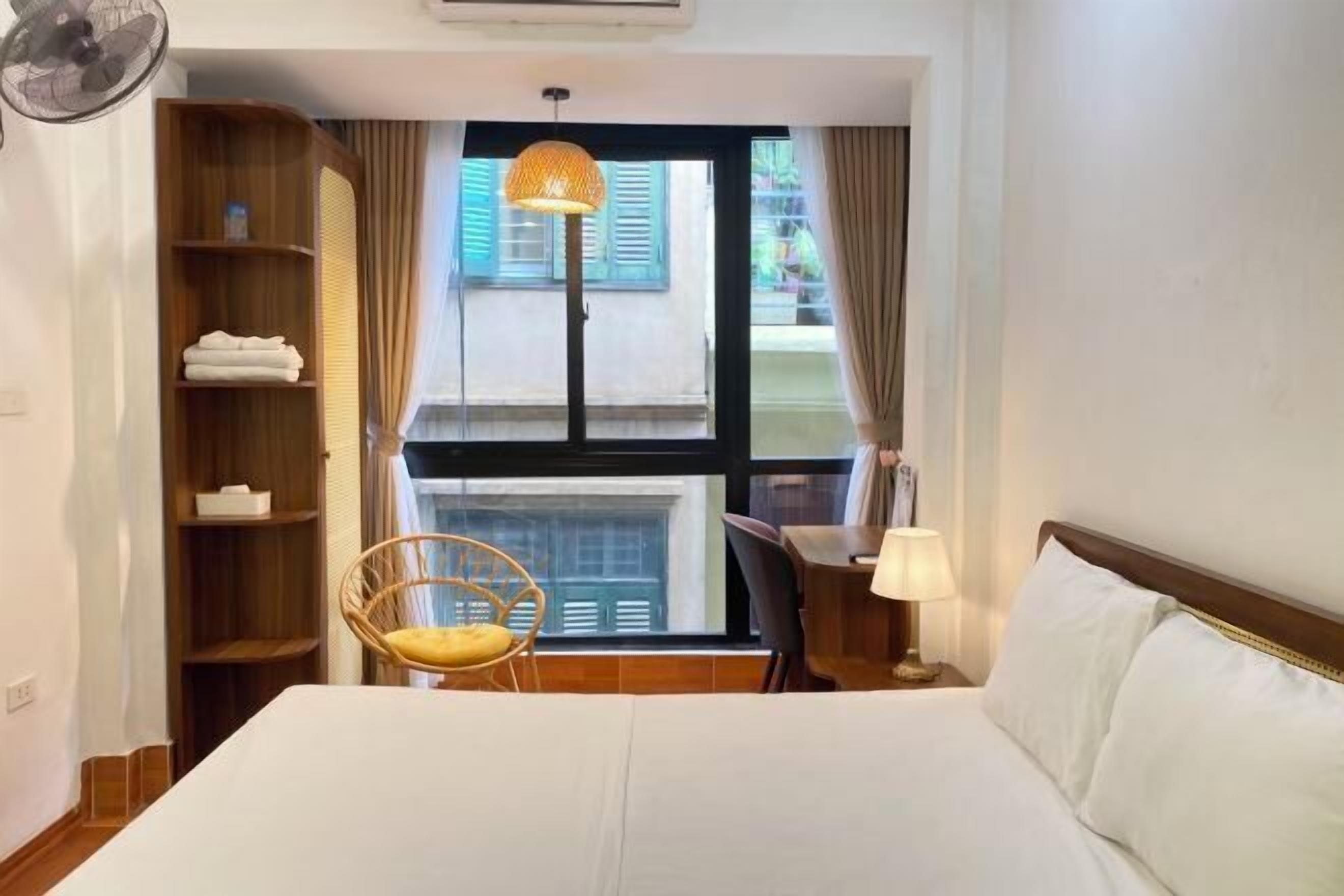 Minibar, laptopgeeigneter Arbeitsplatz, kostenloses WLAN, Bettwäsche