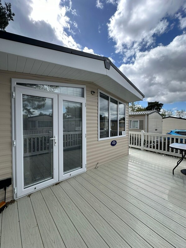 Terrace/patio - Caravan - Sleeps 4 - Pool - Pet Friendly (St Leanards)