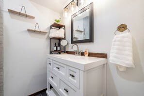 Assecador de cabells, bidet, tovalloles i sabó 