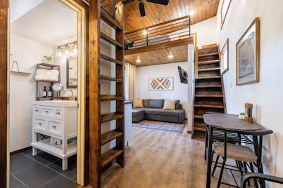 Charming Tiny Home Cottage - East Side!