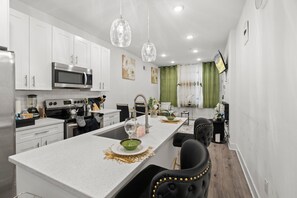 Fridge, microwave, oven, stovetop - 3Beadroom, 2Bathroom Luxurious Green Oasis with FREE Parking & Private BackPatio (Philadelphia)