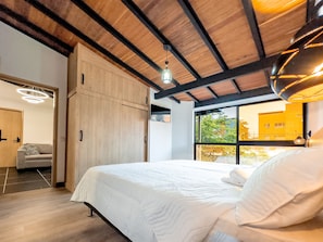 3 bedrooms, in-room safe, desk, iron/ironing board