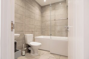 House, Courtyard View | Bathroom - Cosy 1BD in Malvern With Stunning Views (Malvern)
