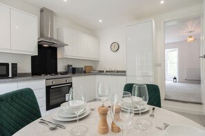 House, Courtyard View | Private kitchen | Electric kettle, toaster - Cosy 1BD in Malvern With Stunning Views (Malvern)