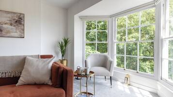 Casa, vista al patio | Área de sala de estar | Televisión