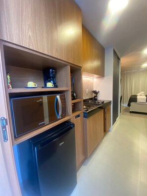 Superior Studio, City View | Private kitchen | Fridge, microwave, stovetop, cookware/dishes/utensils