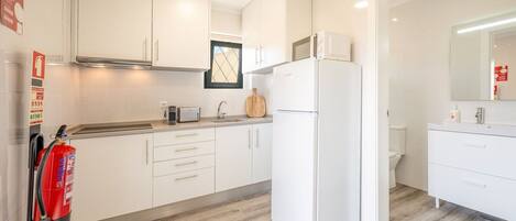 Kühlschrank, Mikrowelle, Wasserkocher mit Kaffee-/Teezubehör, Toaster