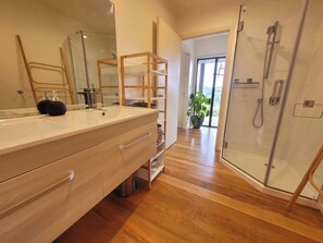 Dusche, Haartrockner, Handtücher, Seife