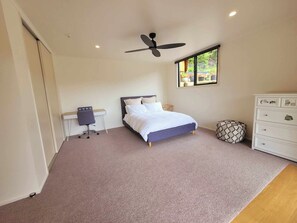 4 bedrooms, WiFi, bed sheets