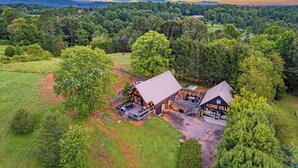 Un chalet doté d’une grande terrasse, d’un espace salon extérieur couvert et offrant une vue sur la montagne.