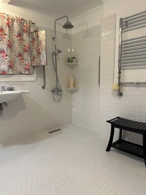 Towels, soap, shampoo, toilet paper - Charming 2-bedroom getaway in the sf bay wetlands with WiFi. Dog friendly. (Vallejo)
