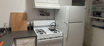 Charming 2-bedroom getaway in the sf bay wetlands with WiFi. Dog friendly.