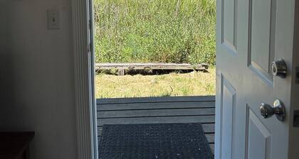 Charming 2-bedroom getaway in the sf bay wetlands with WiFi. Dog friendly.