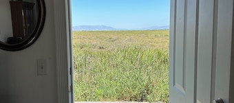 Charming 2-bedroom getaway in the sf bay wetlands with WiFi. Dog friendly.