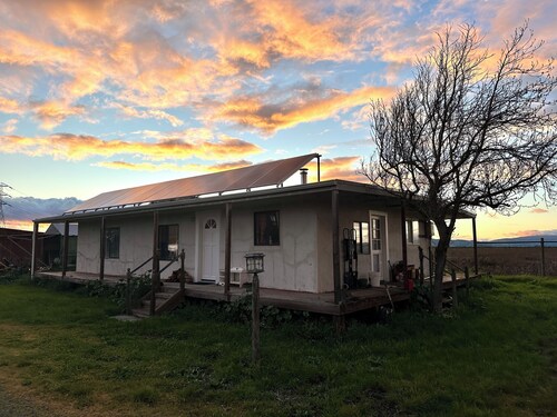 Charming 2-bedroom getaway in the sf bay wetlands with WiFi. Dog friendly.