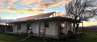 Charming 2-bedroom getaway in the sf bay wetlands with WiFi. Dog friendly.