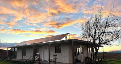 Charming 2-bedroom getaway in the sf bay wetlands with WiFi. Dog friendly.