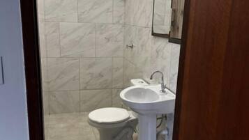 Familienhaus, Terrasse | Badezimmer | Dusche, kostenlose Toilettenartikel, Handtücher, Toilettenpapier