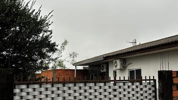 Vista frontal de la propiedad