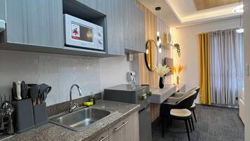 Fridge, microwave, dishwasher, cookware/dishes/utensils