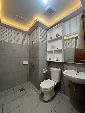 Ein modernes Badezimmer mit Dusche, Toilette und Waschbecken.