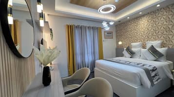 1 habitación, escritorio y espacio para trabajar con laptop